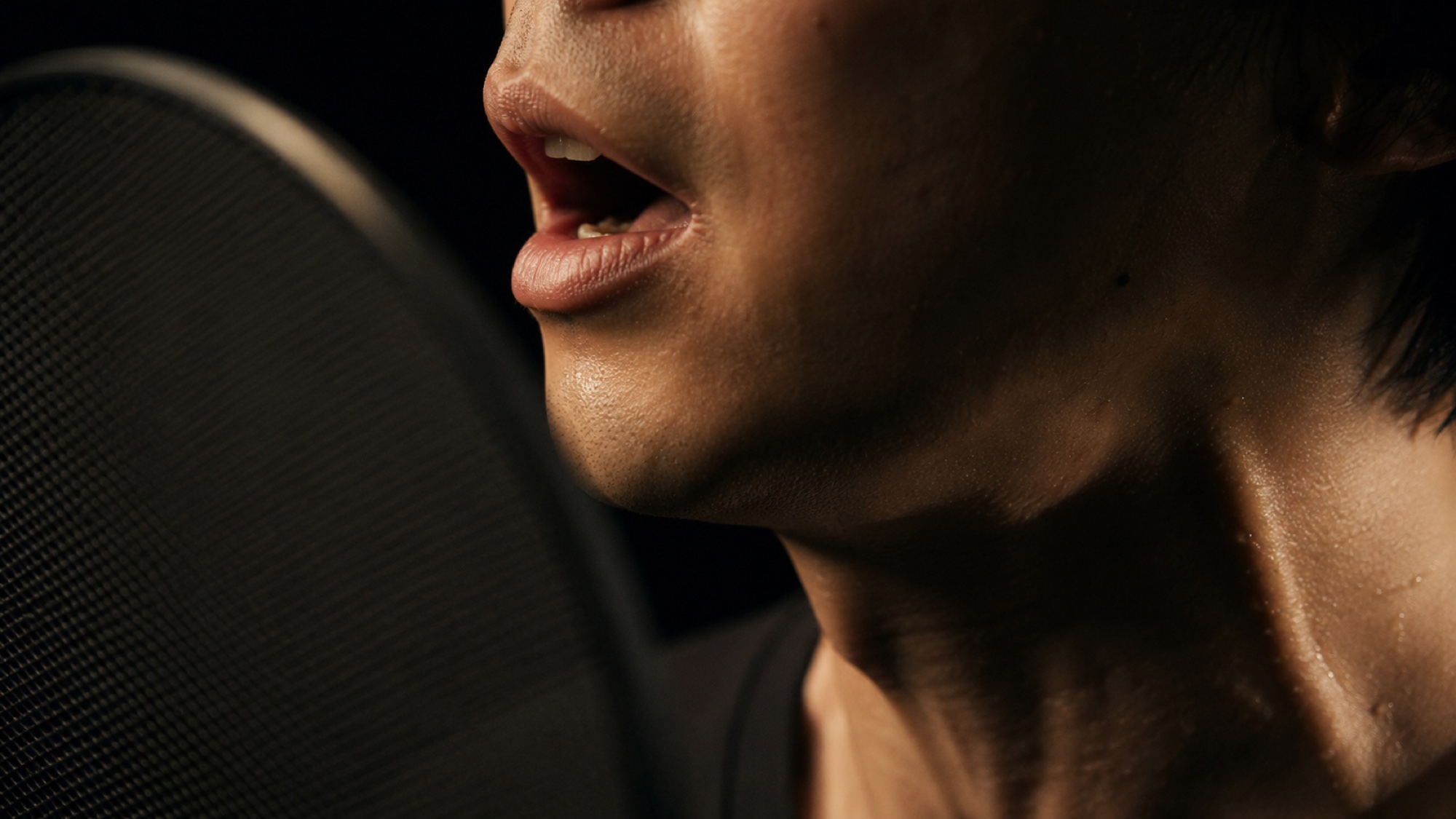 発話する声優の口元と喉